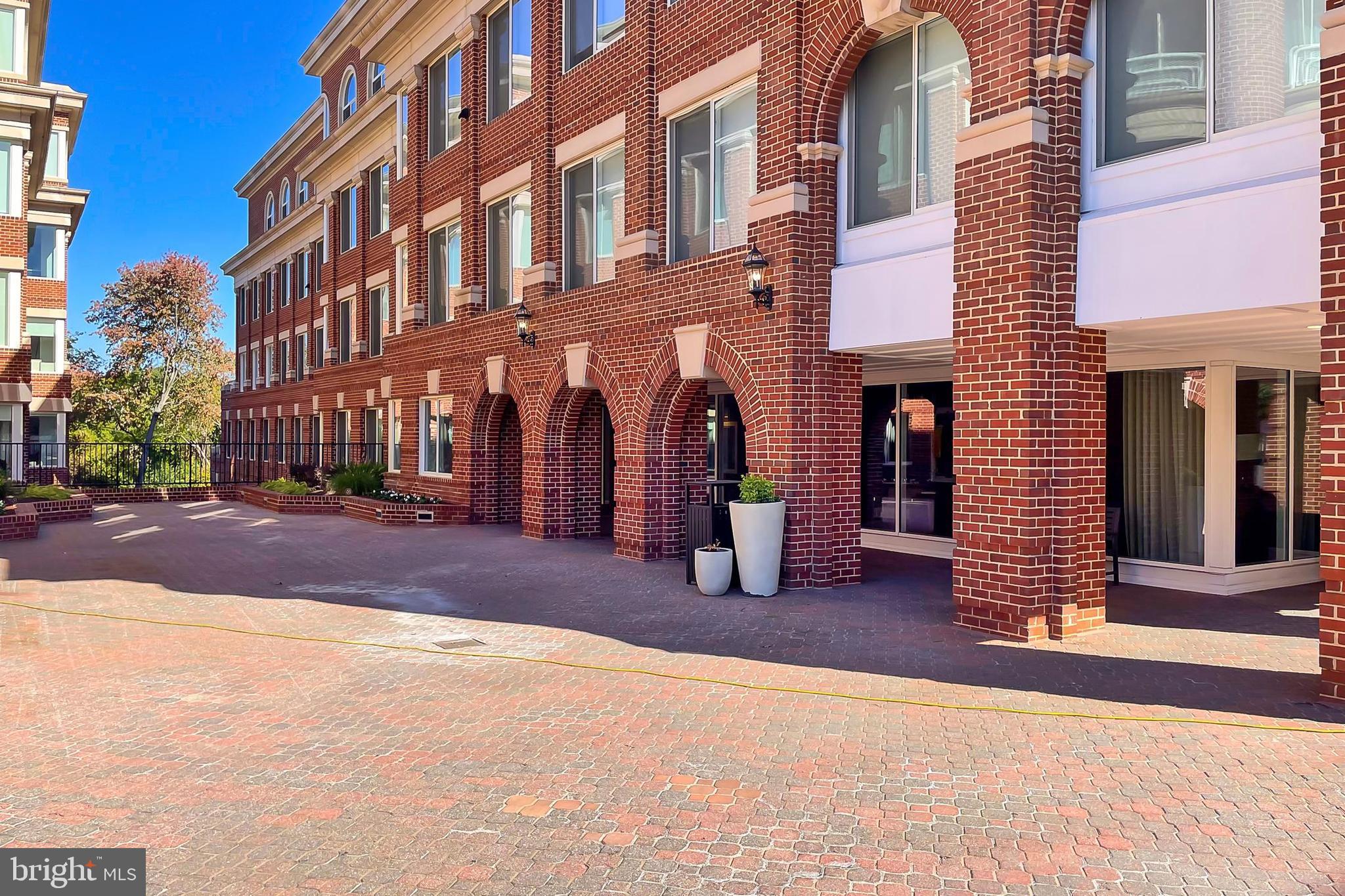 635 SLATERS LANE G-01