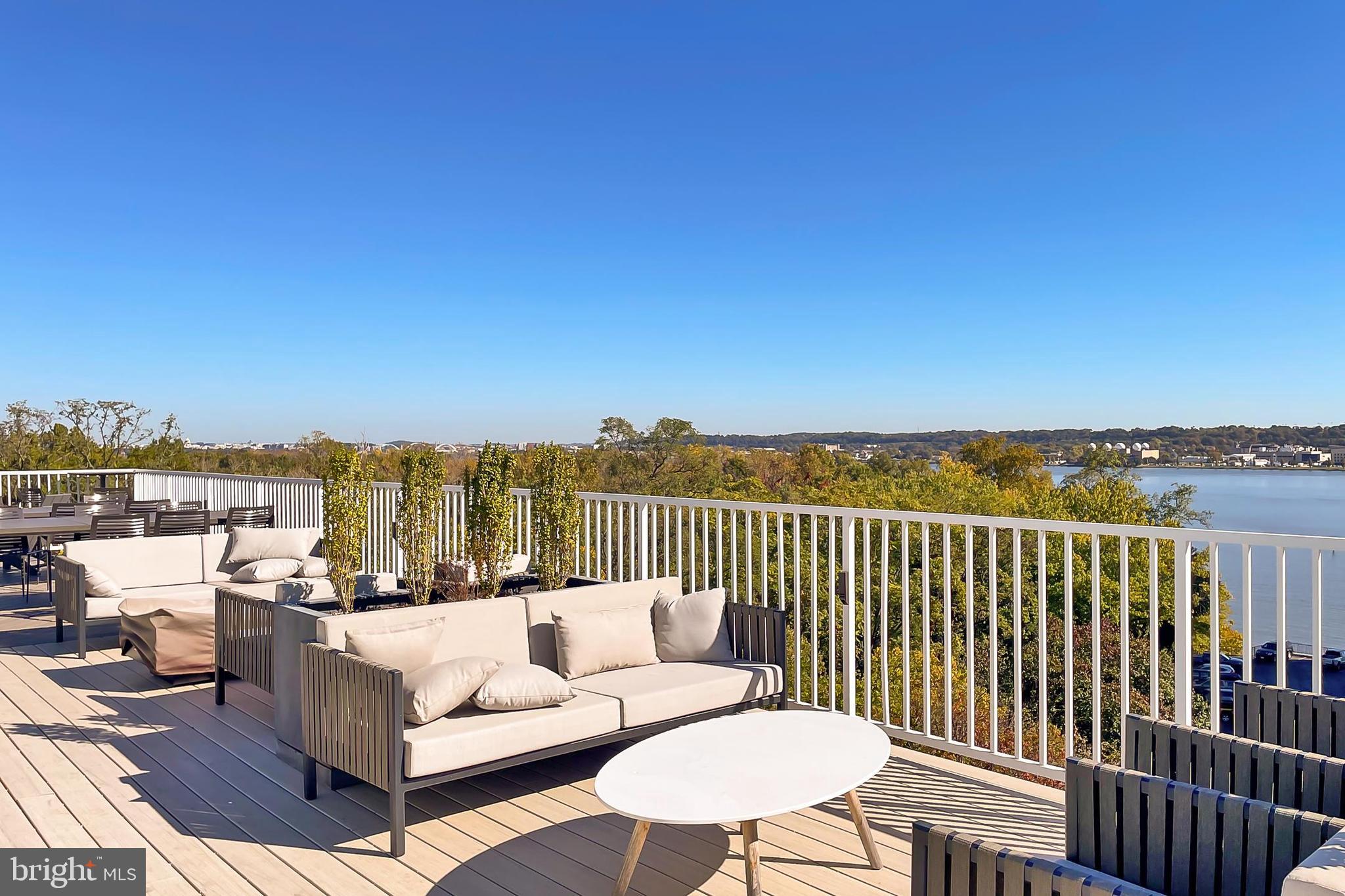 635 SLATERS LANE G-01