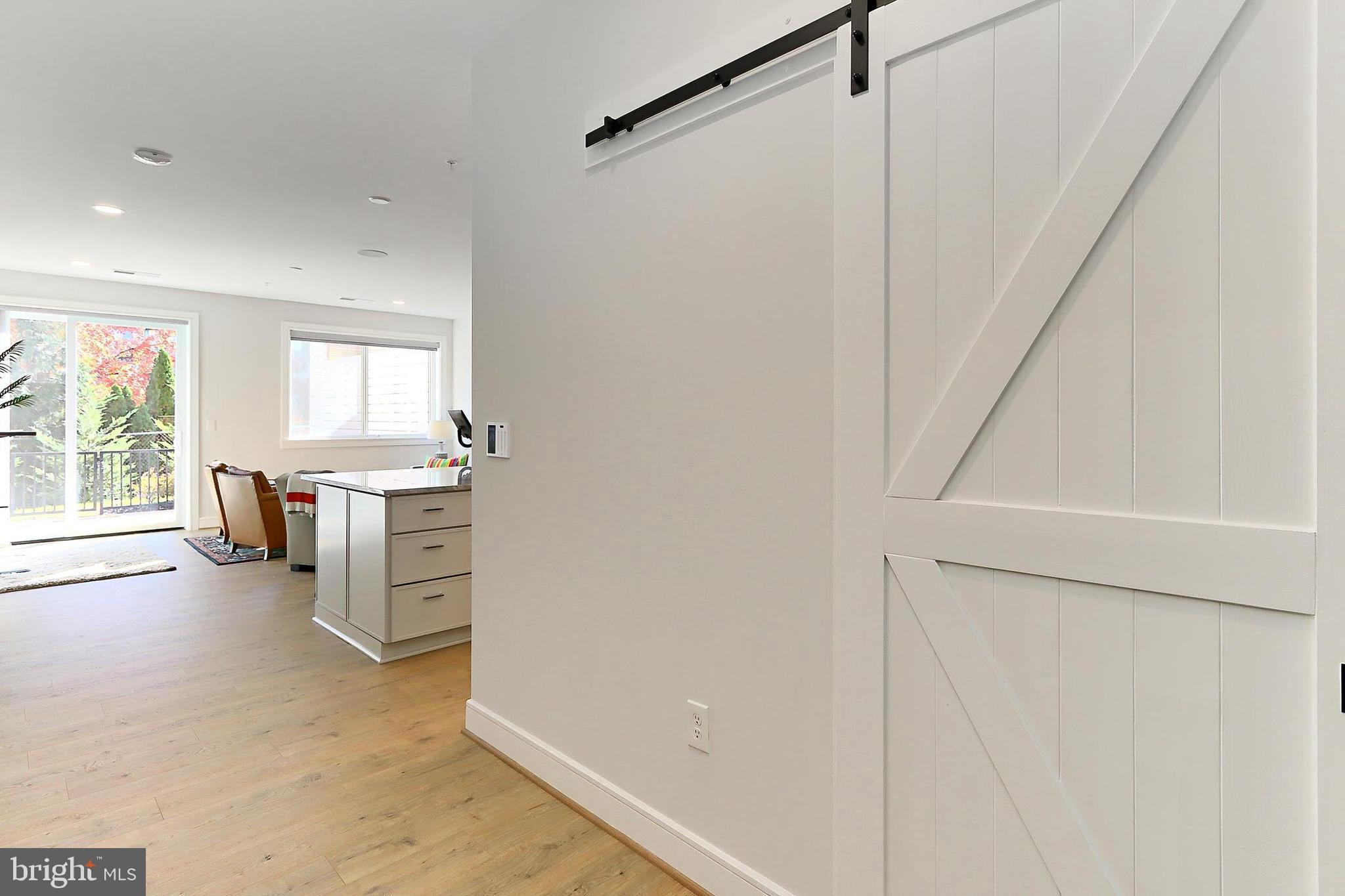 635 SLATERS LANE G-01