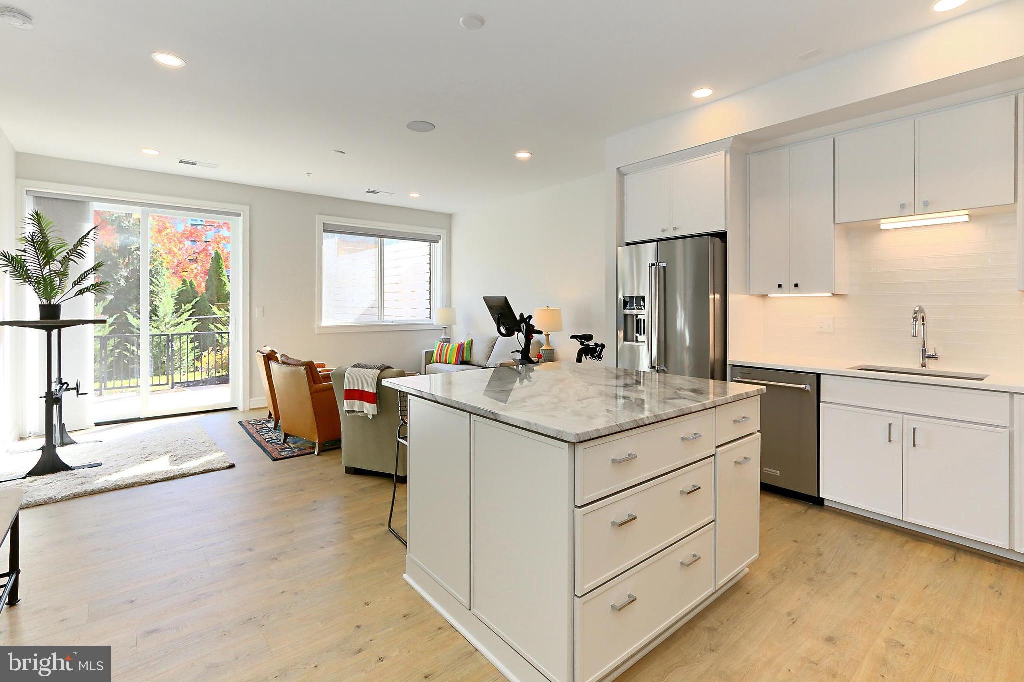 635 SLATERS LANE G-01