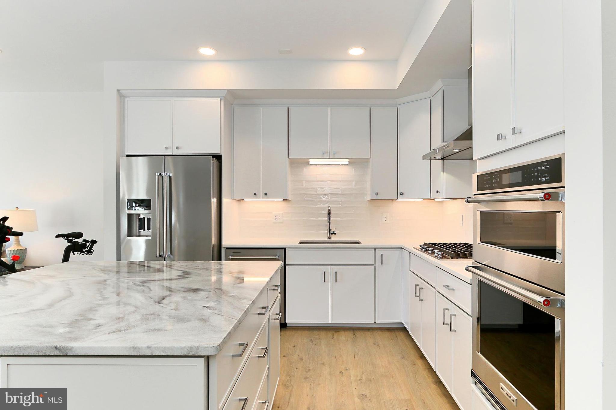 635 SLATERS LANE G-01