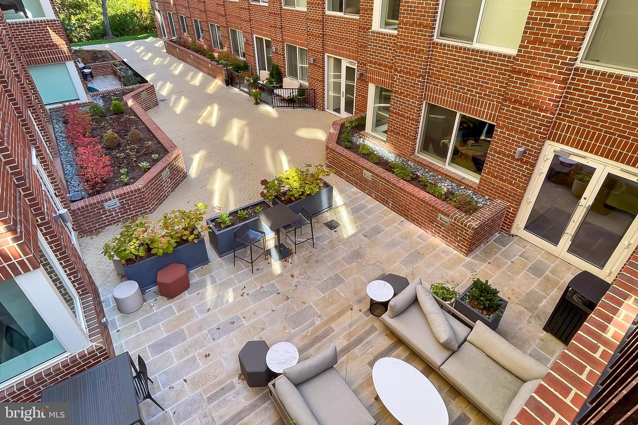 635 SLATERS LANE G-01
