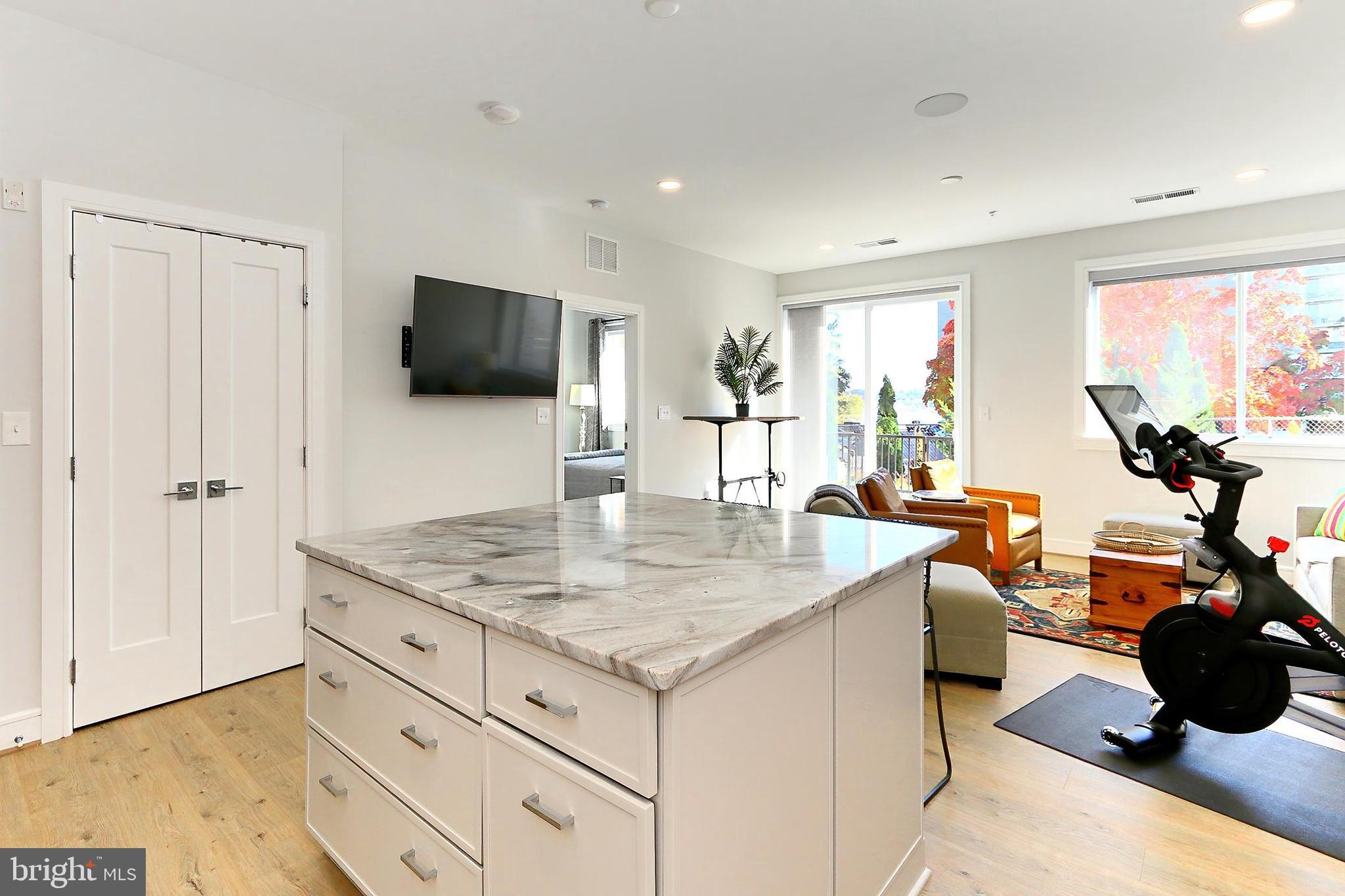 635 SLATERS LANE G-01