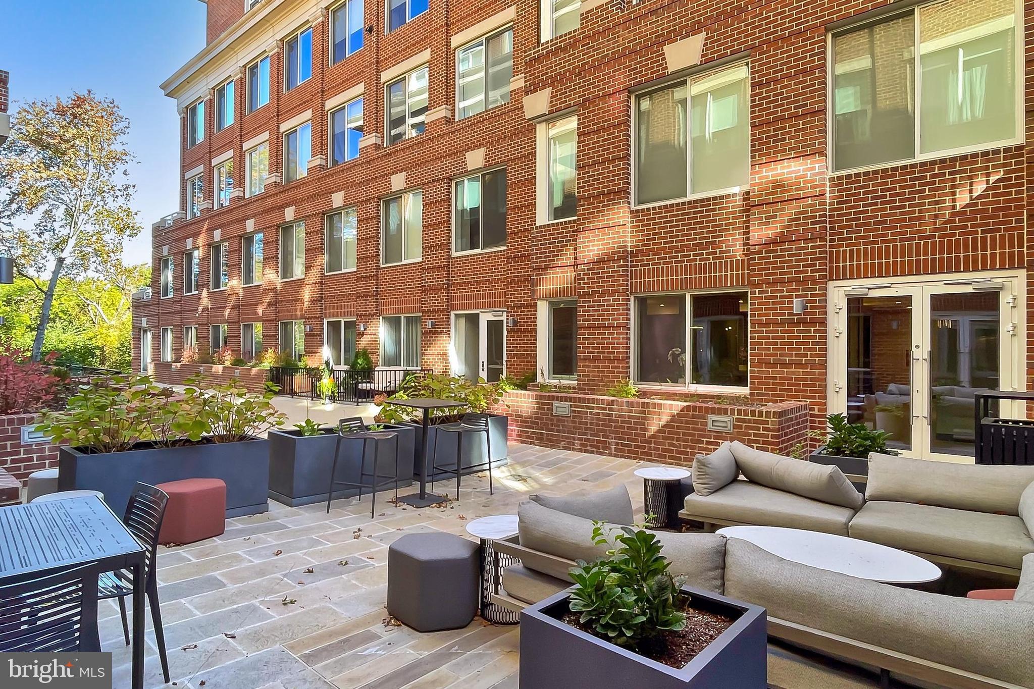 635 SLATERS LANE G-01