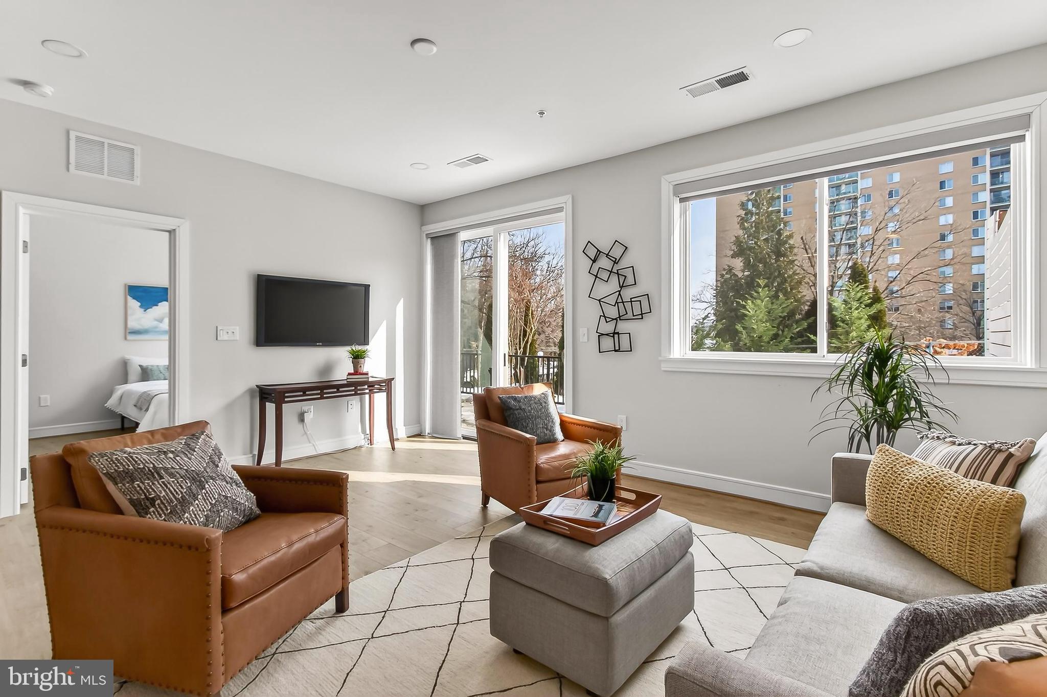 635 SLATERS LANE G-01