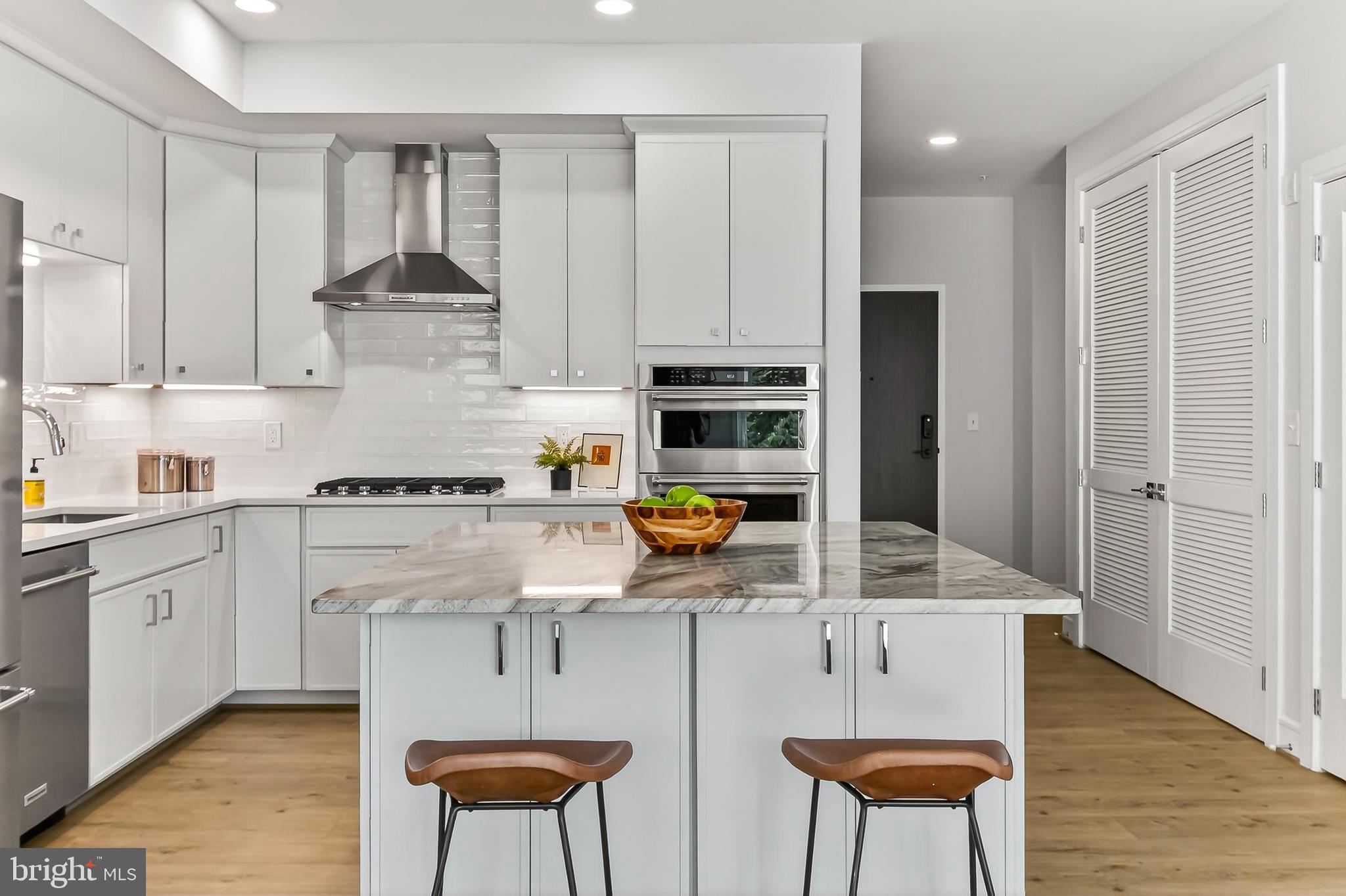 635 SLATERS LANE G-01