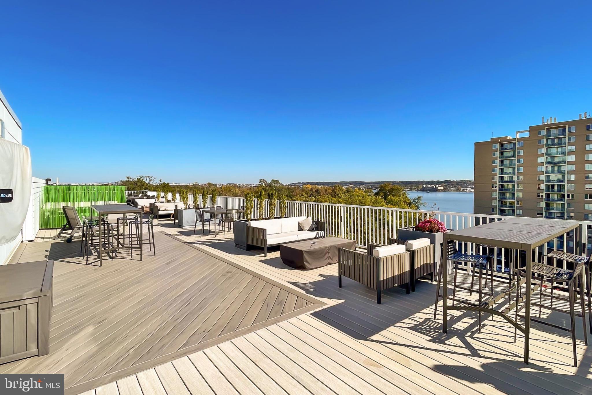 635 SLATERS LANE G-01