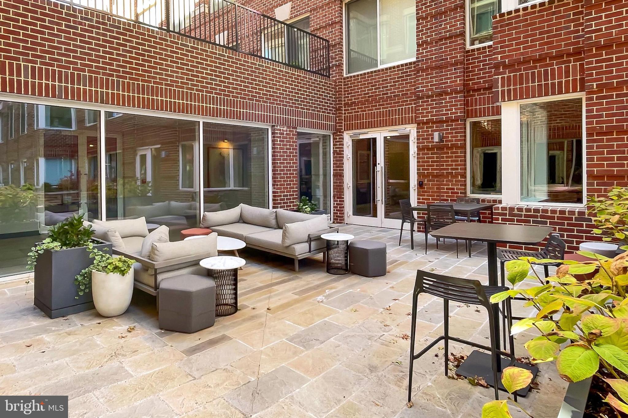 635 SLATERS LANE G-01