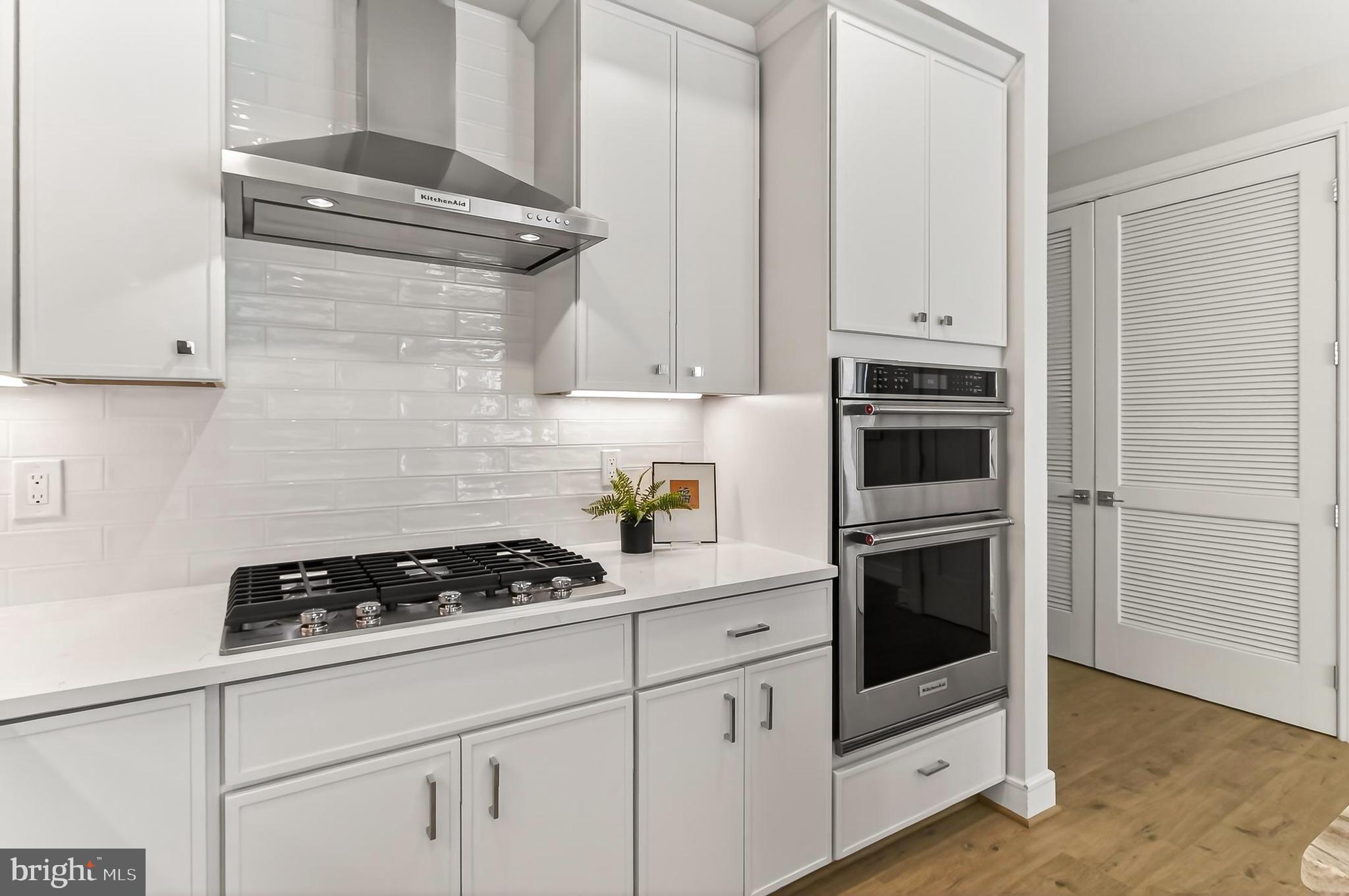 635 SLATERS LANE G-01