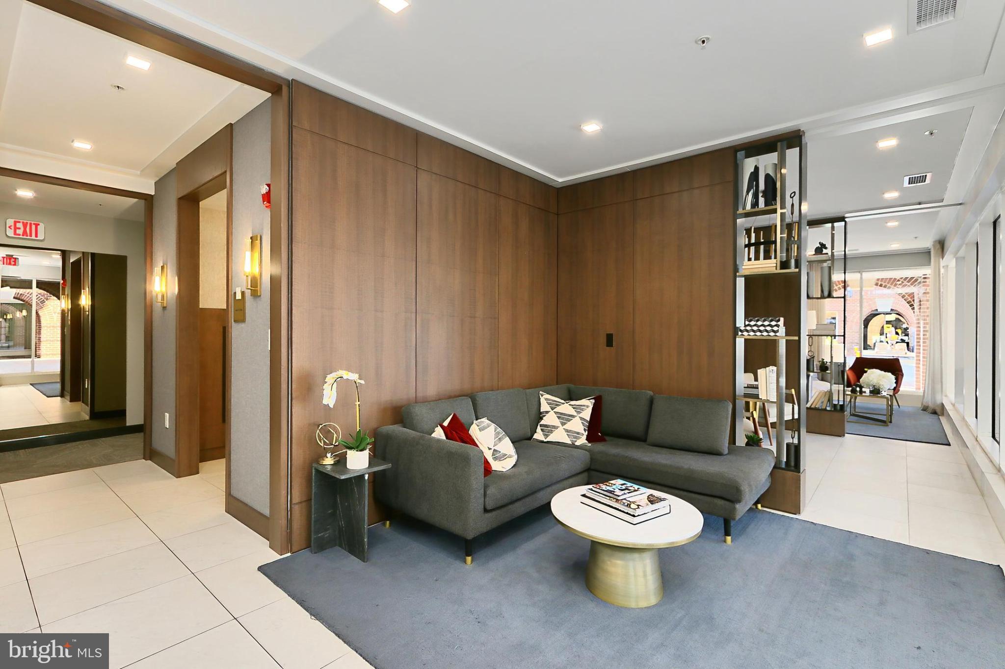 635 SLATERS LANE G-01