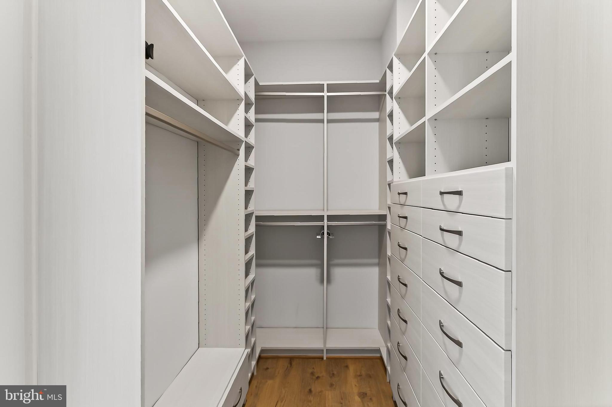 635 SLATERS LANE G-01