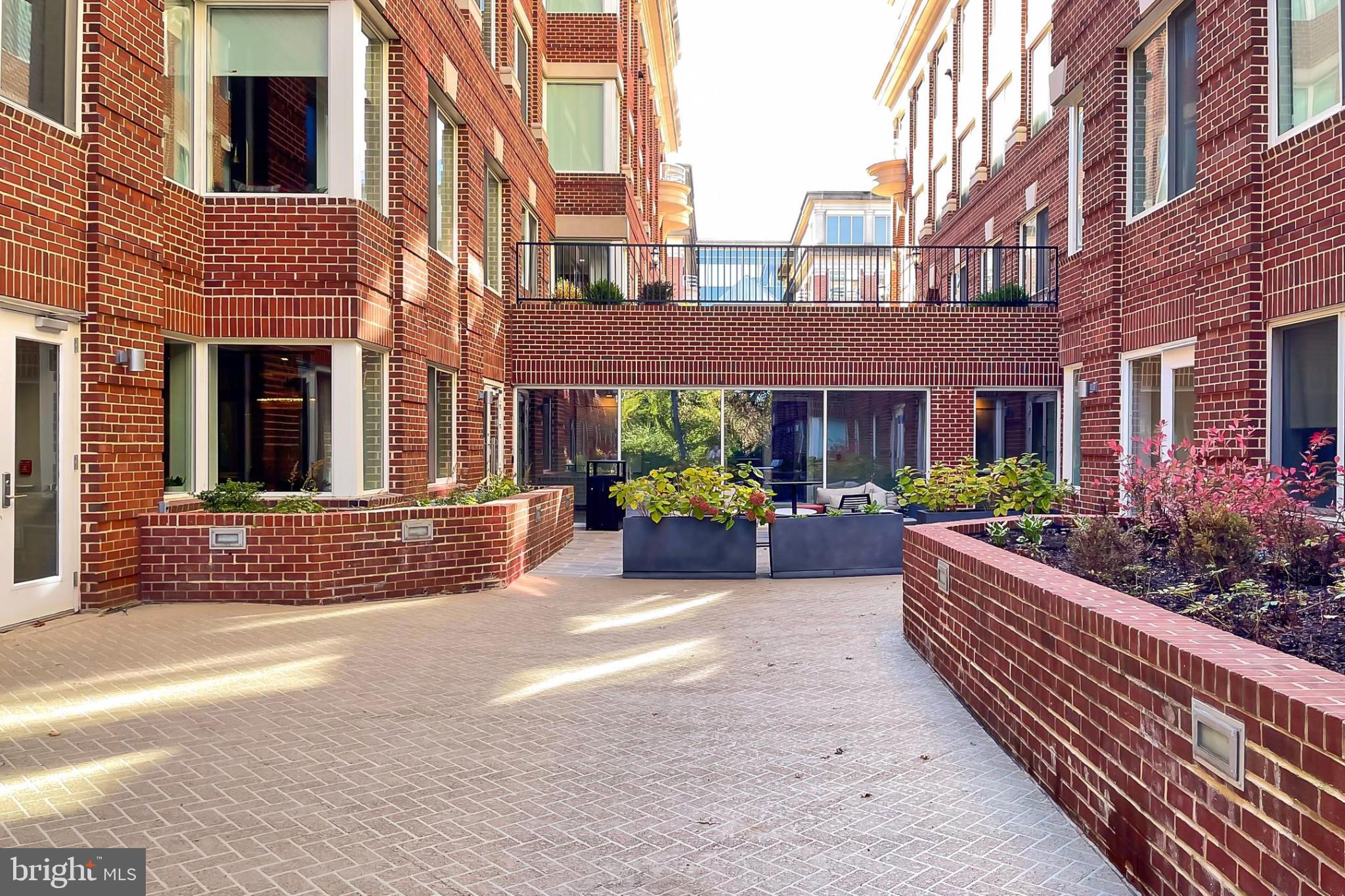 635 SLATERS LANE G-01