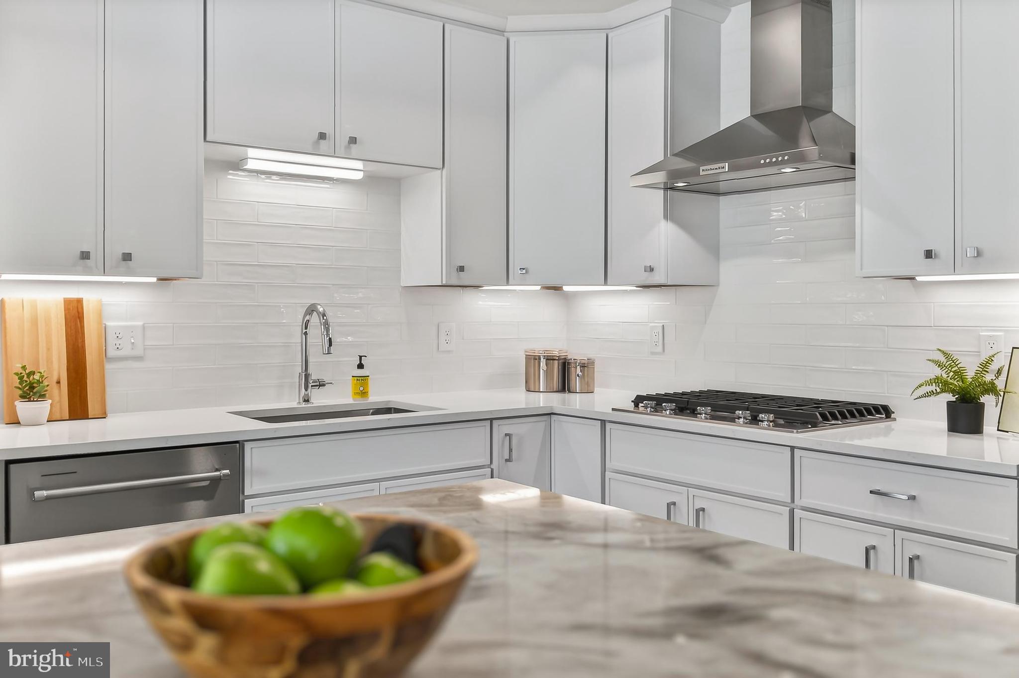 635 SLATERS LANE G-01