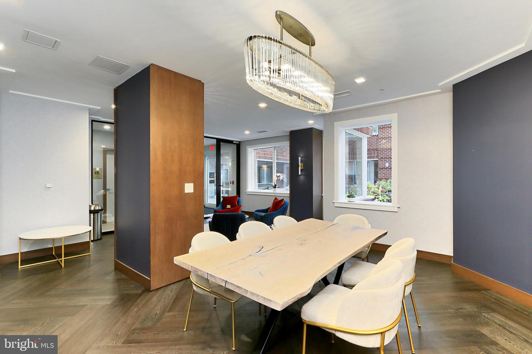 635 SLATERS LANE G-01