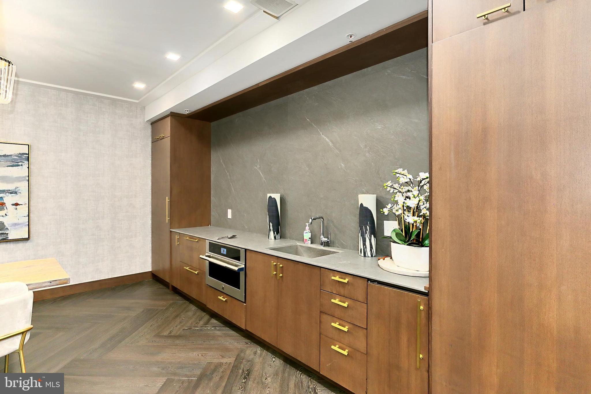 635 SLATERS LANE G-01