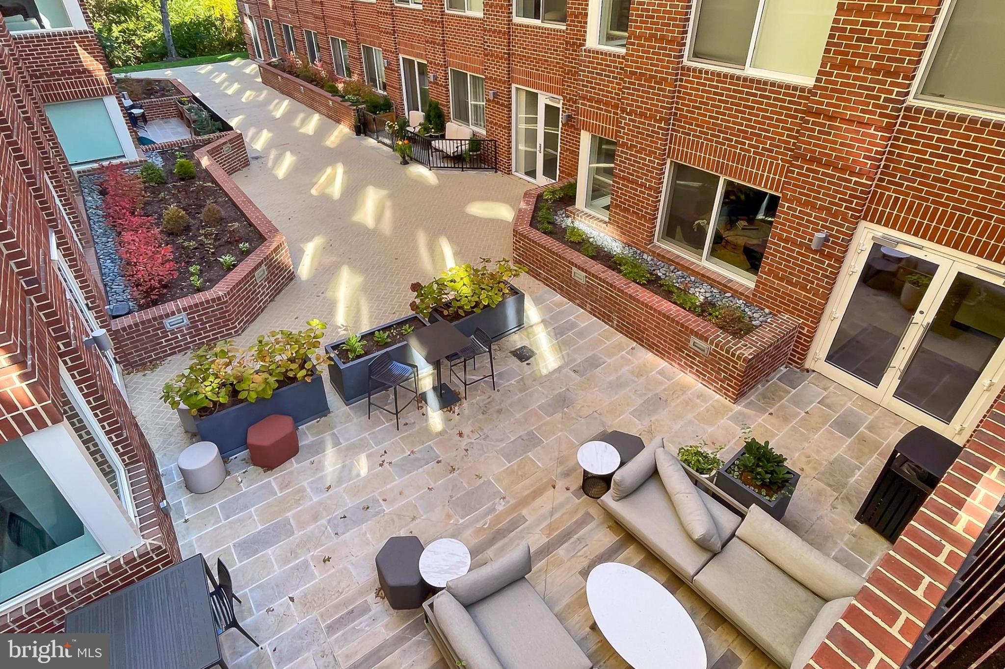 635 SLATERS LANE G-01