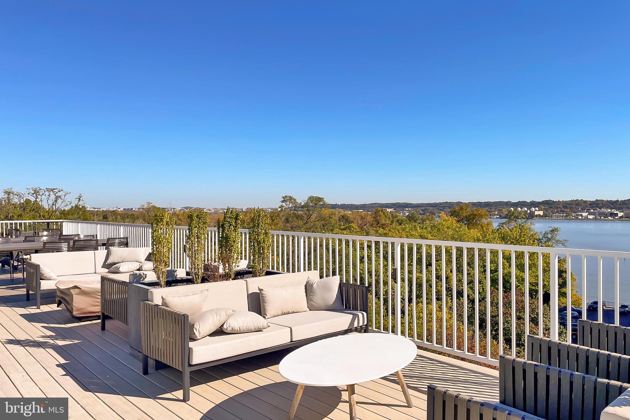 635 SLATERS LANE G-01