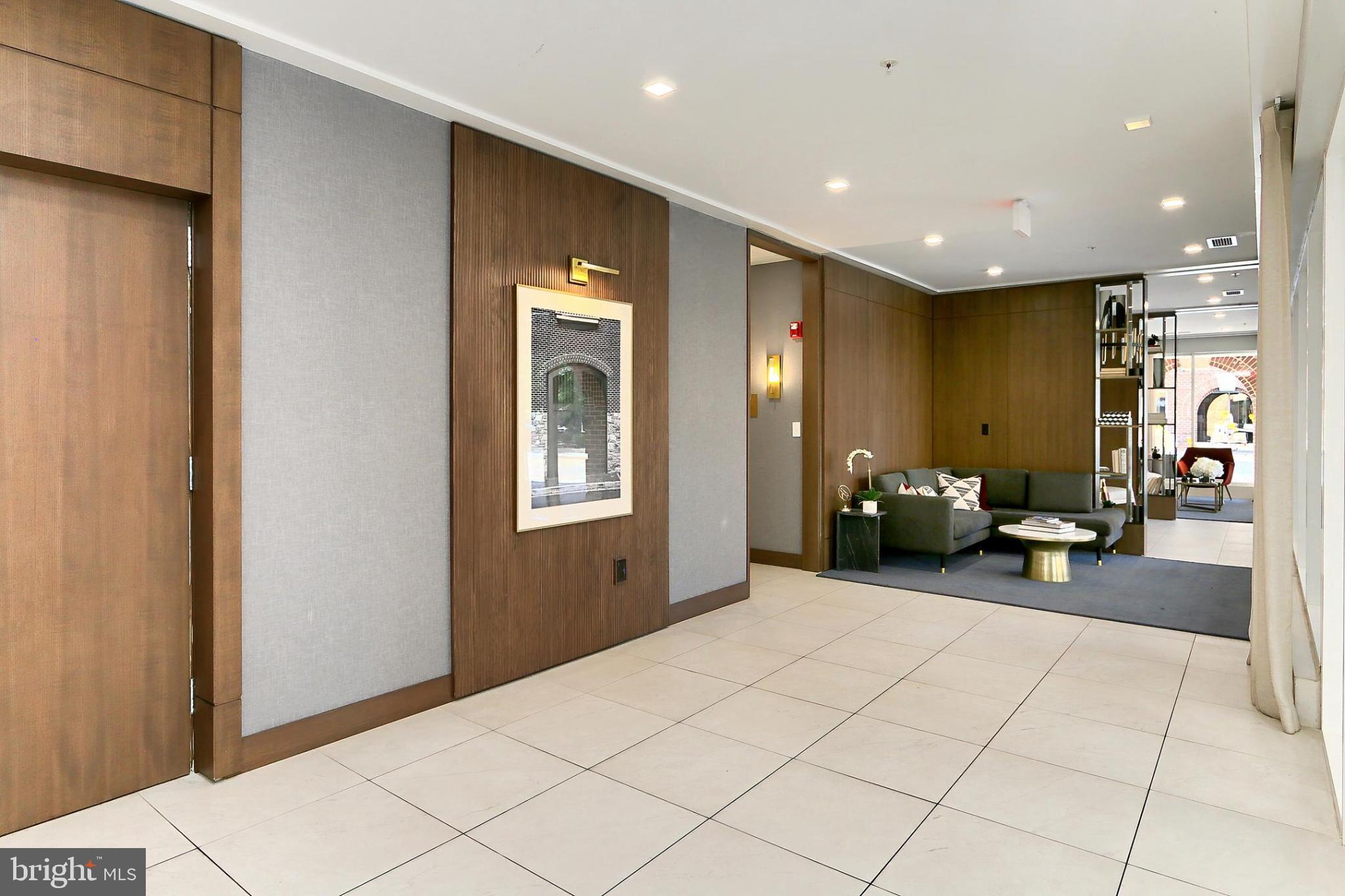 635 SLATERS LANE G-01