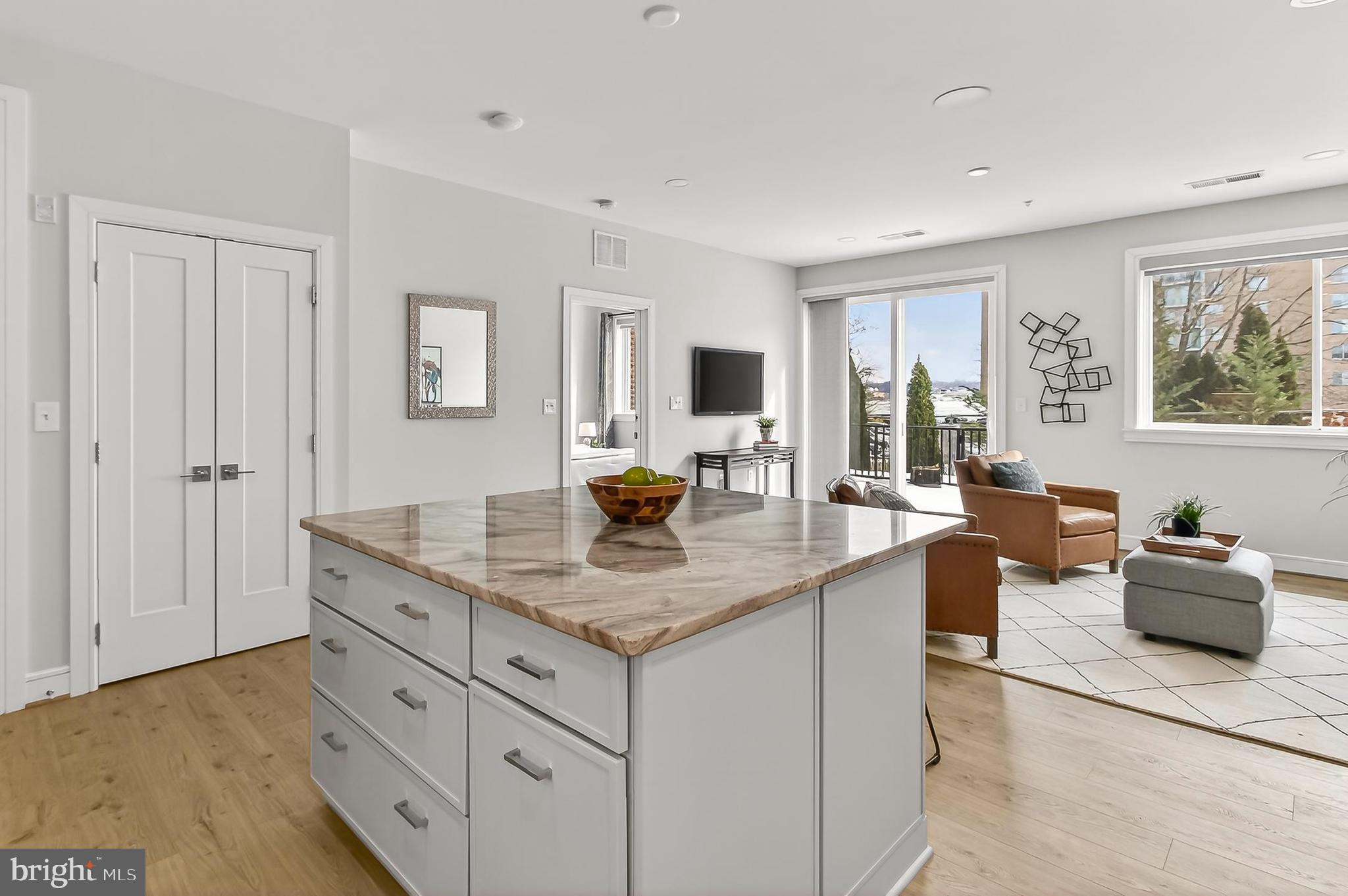 635 SLATERS LANE G-01