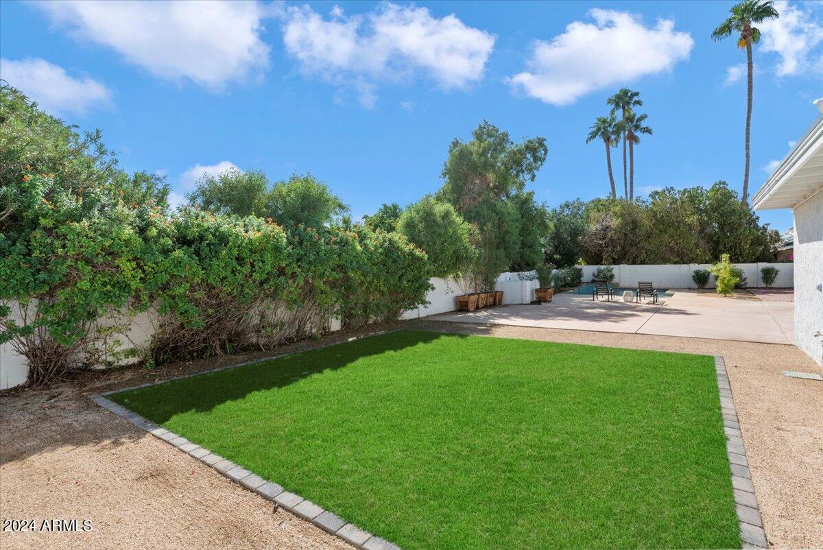 6911 E SHEENA Drive