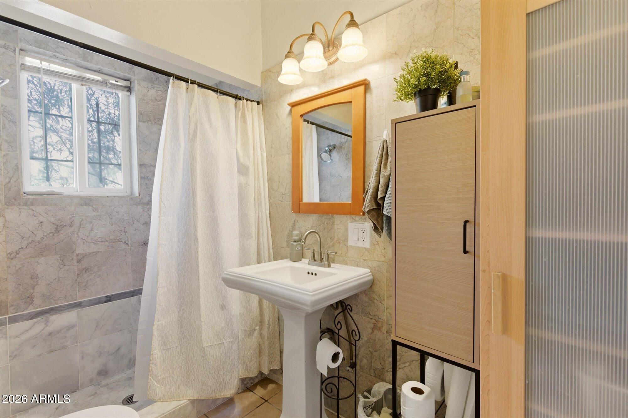 1326 W ROOSEVELT Street