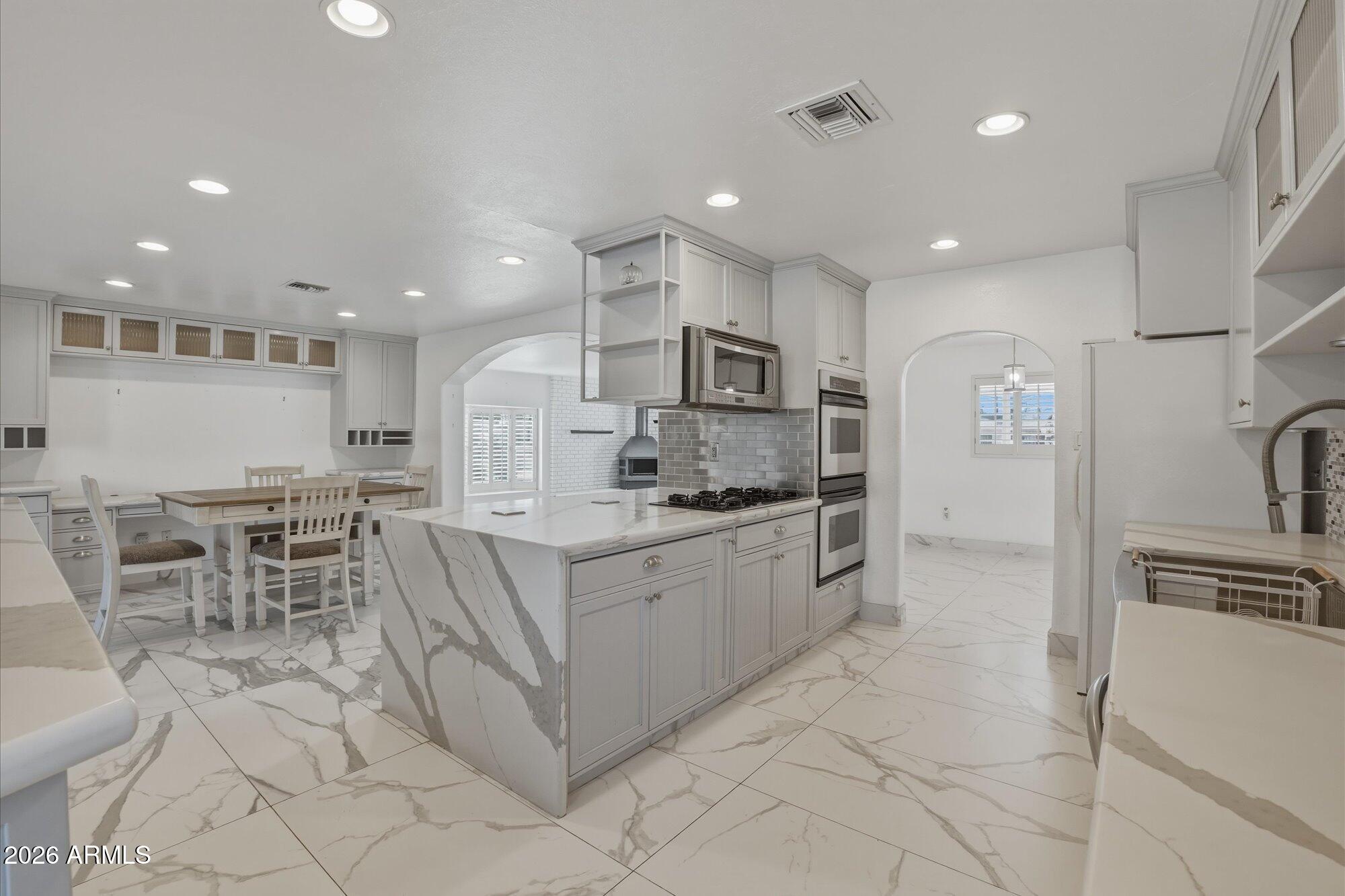 1532 W LOMA Lane