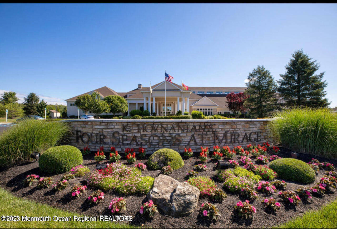 4 Little Falls Court