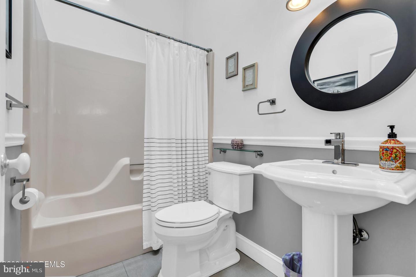 1005 Mauna Loa Dr
