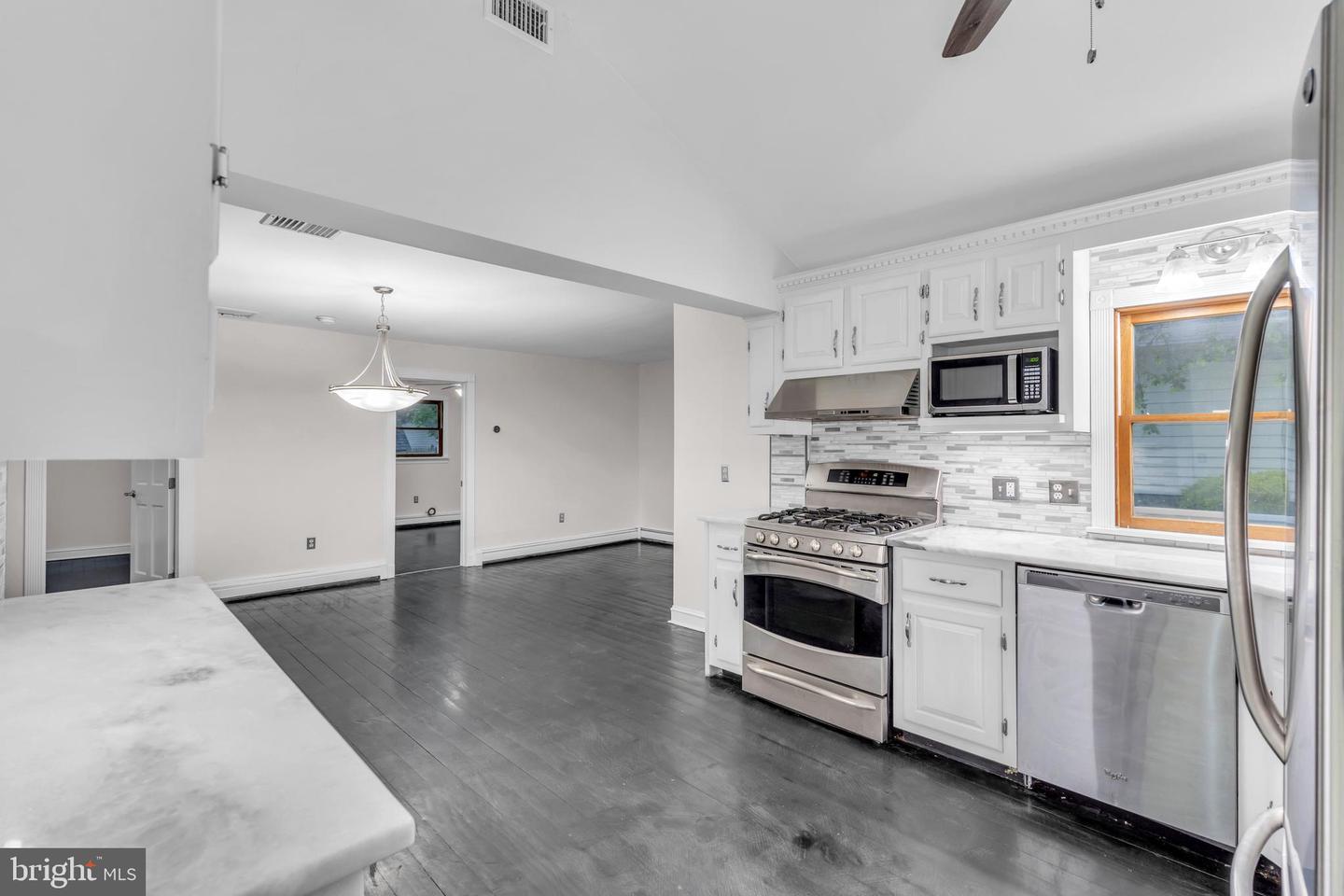 19 Center St