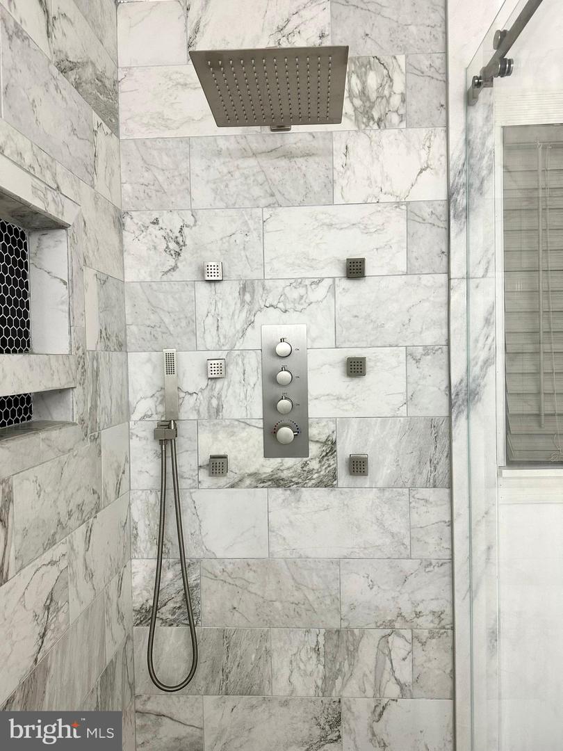 19 Center St