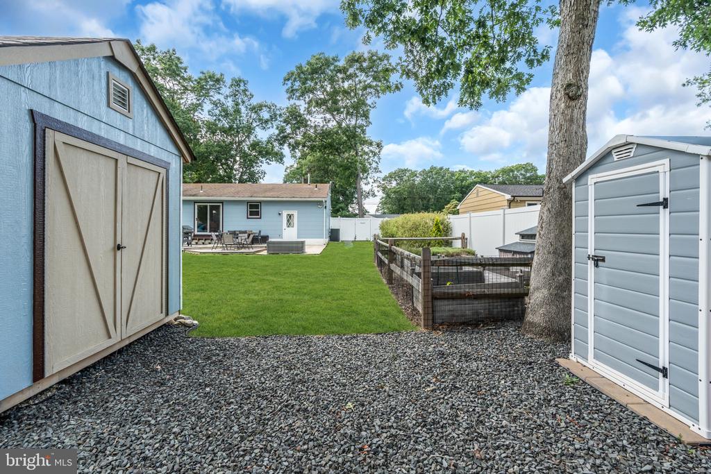 561 OAKHOLLOW LANE