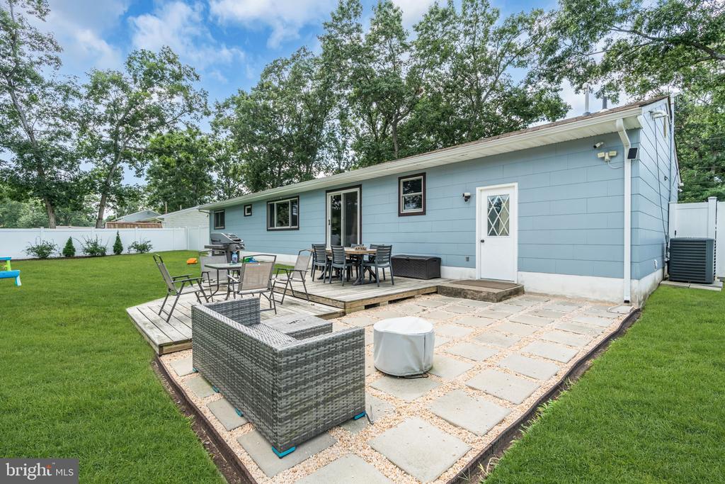561 OAKHOLLOW LANE