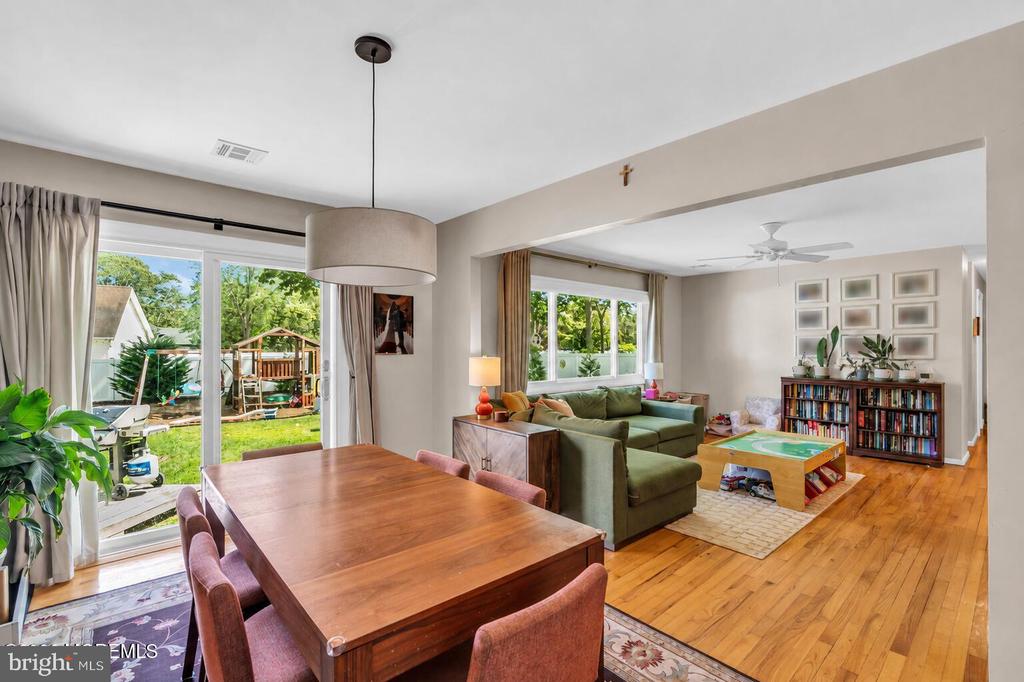 561 OAKHOLLOW LANE