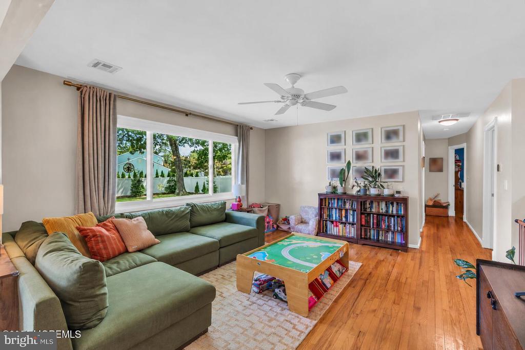 561 OAKHOLLOW LANE