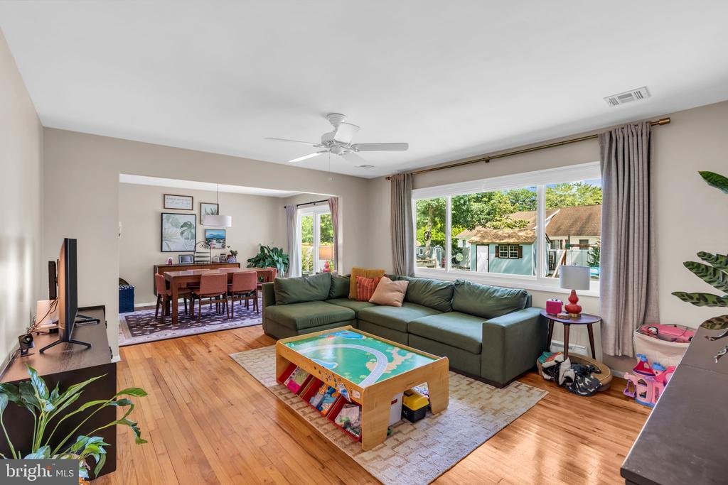 561 OAKHOLLOW LANE