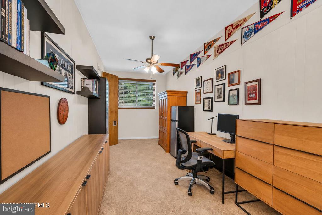 561 OAKHOLLOW LANE