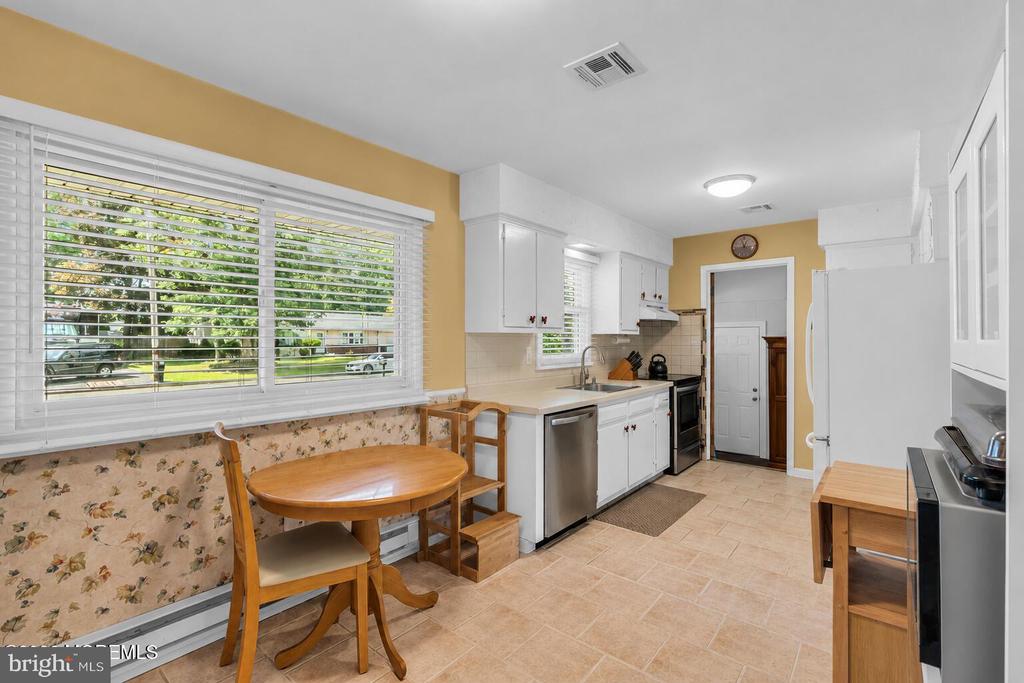 561 OAKHOLLOW LANE