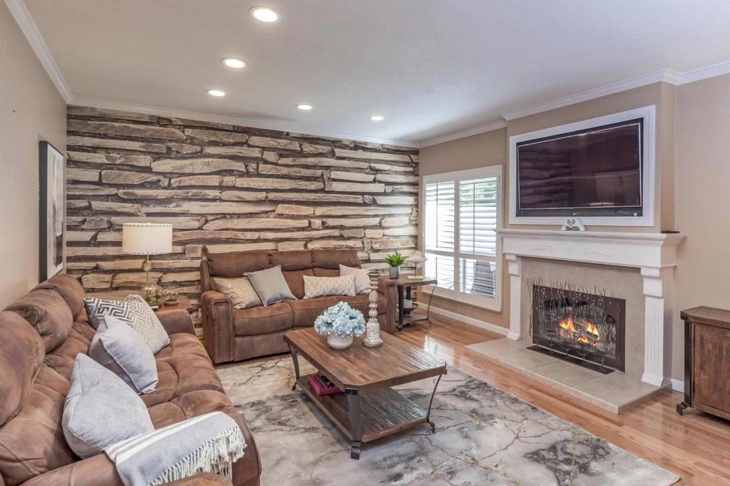 1006 ALMARIDA Drive