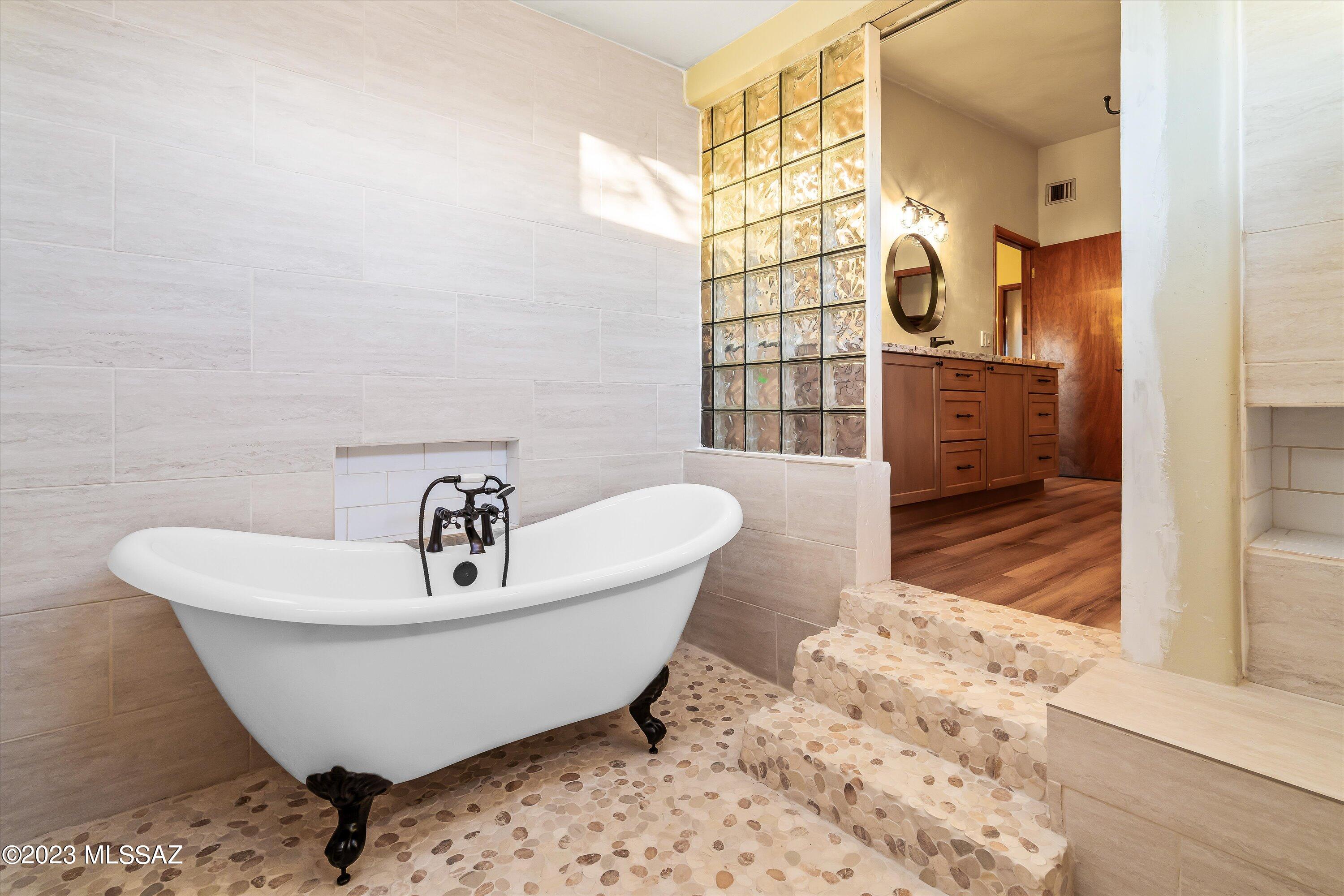 2465 N Tomahawk Trail