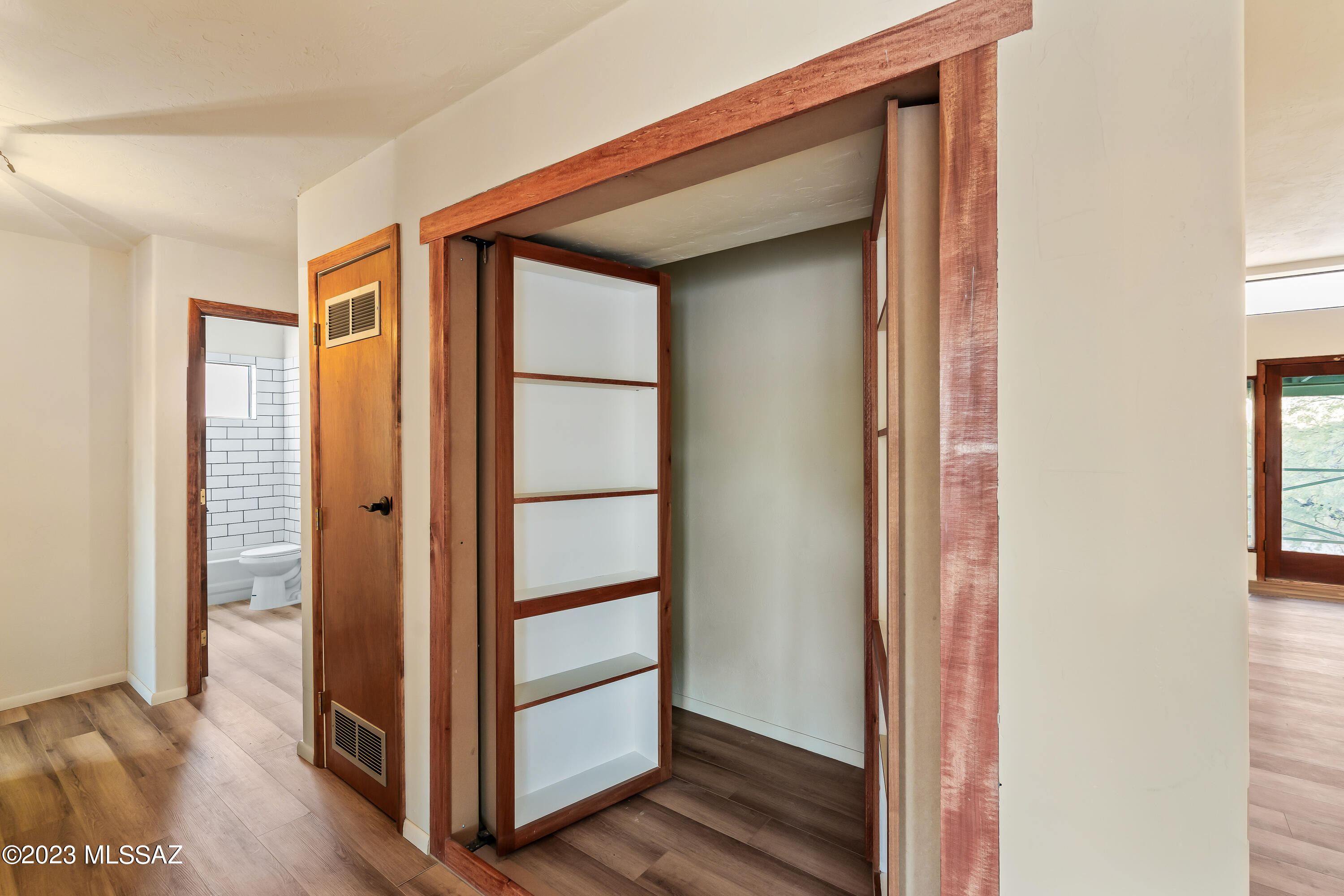 2465 N Tomahawk Trail