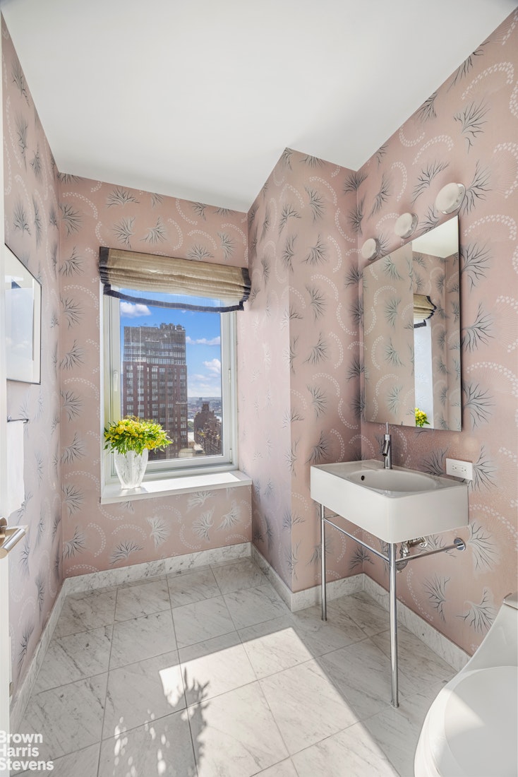 310 E 53RD Street 25A