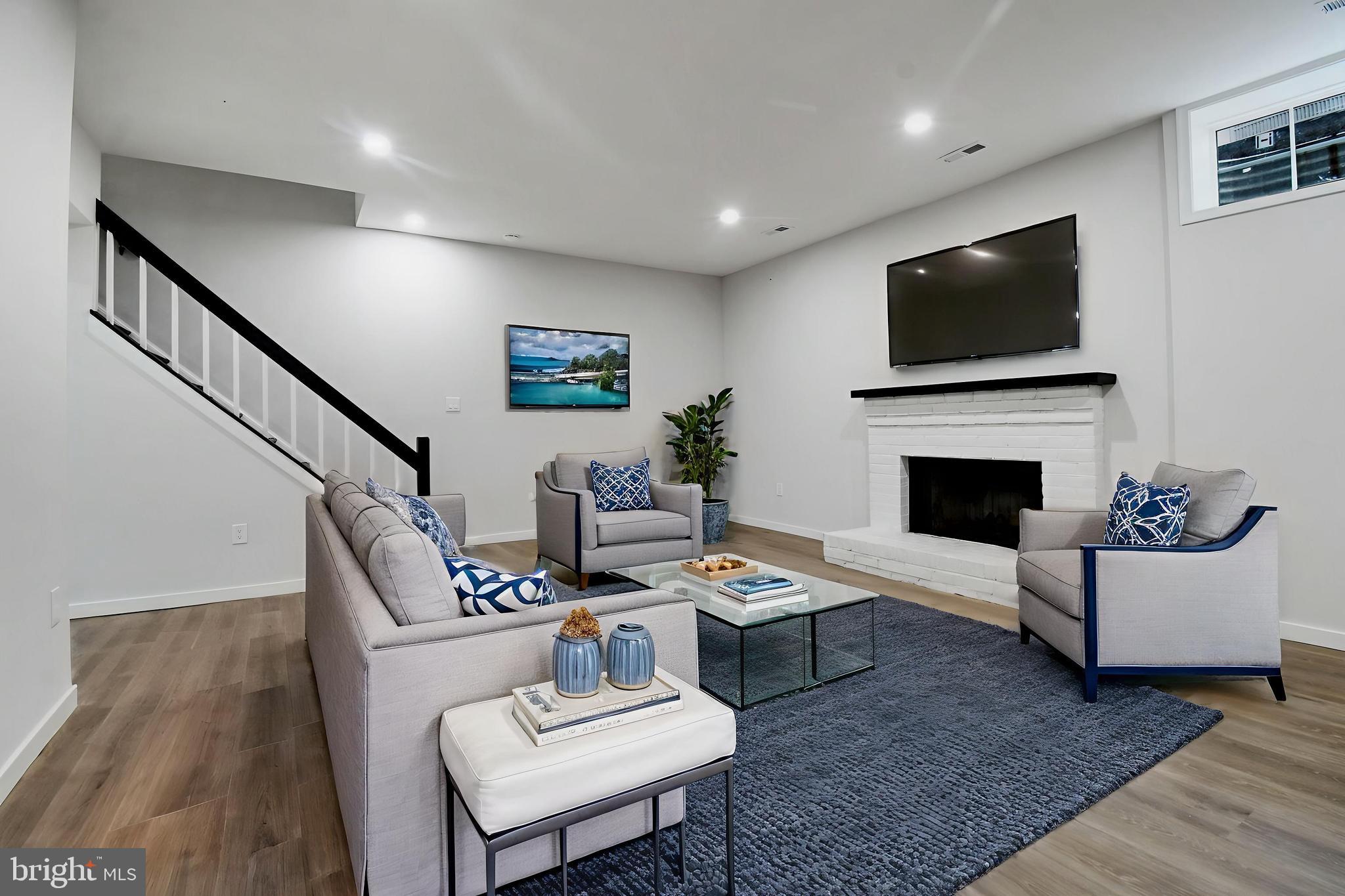 4984 Cloister Dr