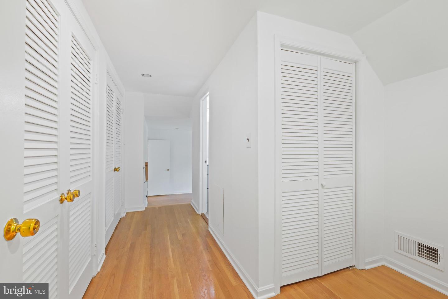 6940 Race Horse Ln