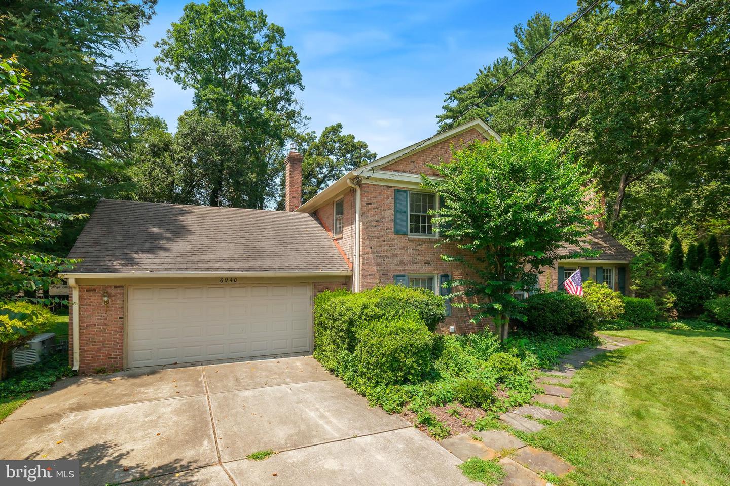 6940 Race Horse Ln