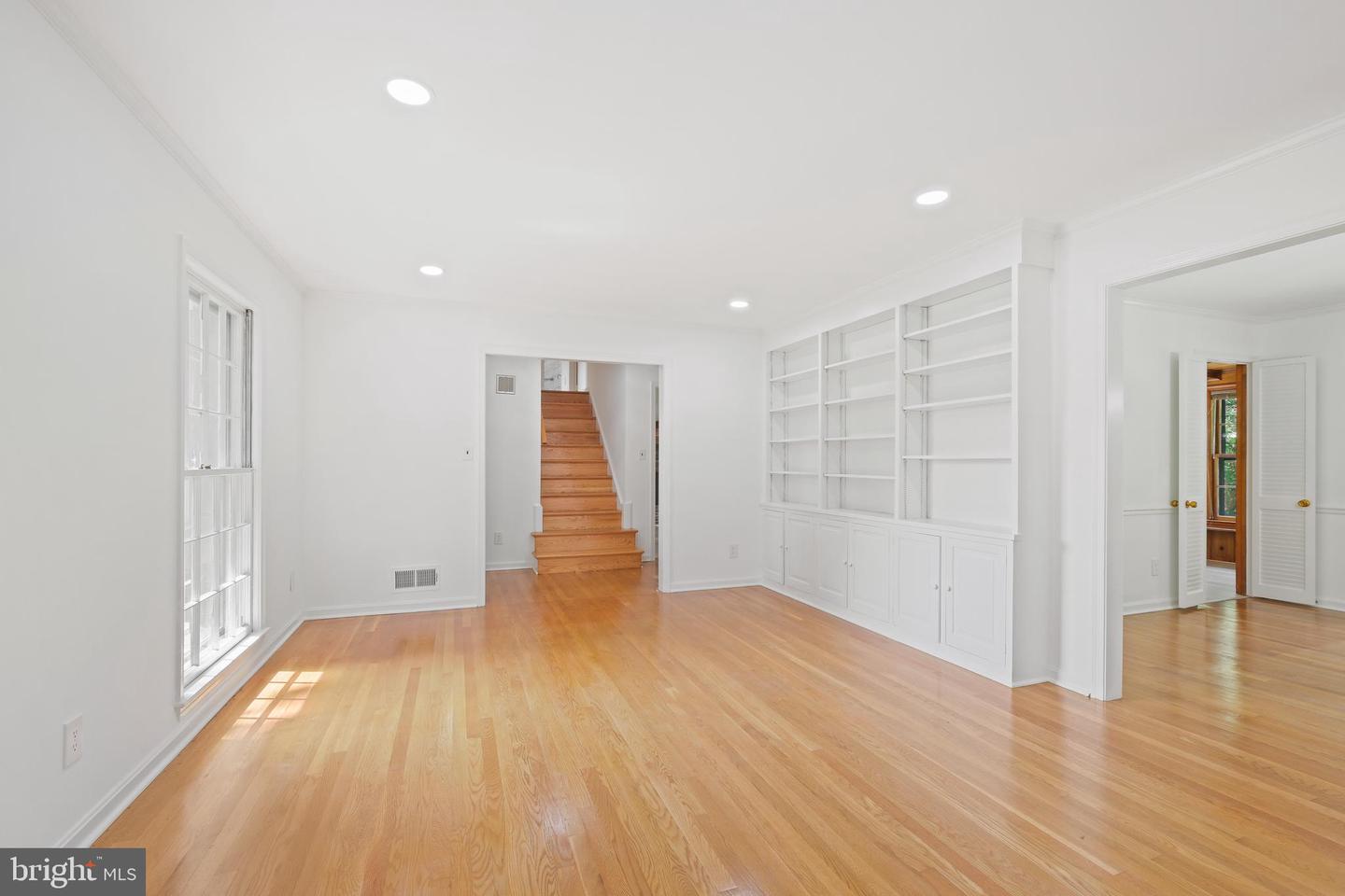 6940 Race Horse Ln
