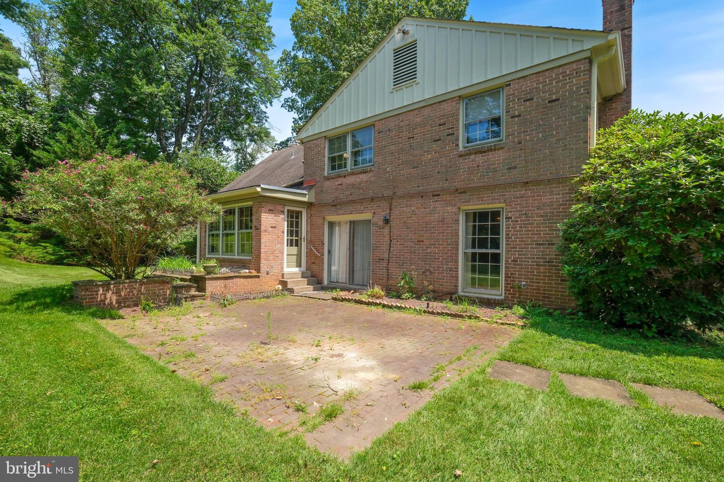 6940 Race Horse Ln