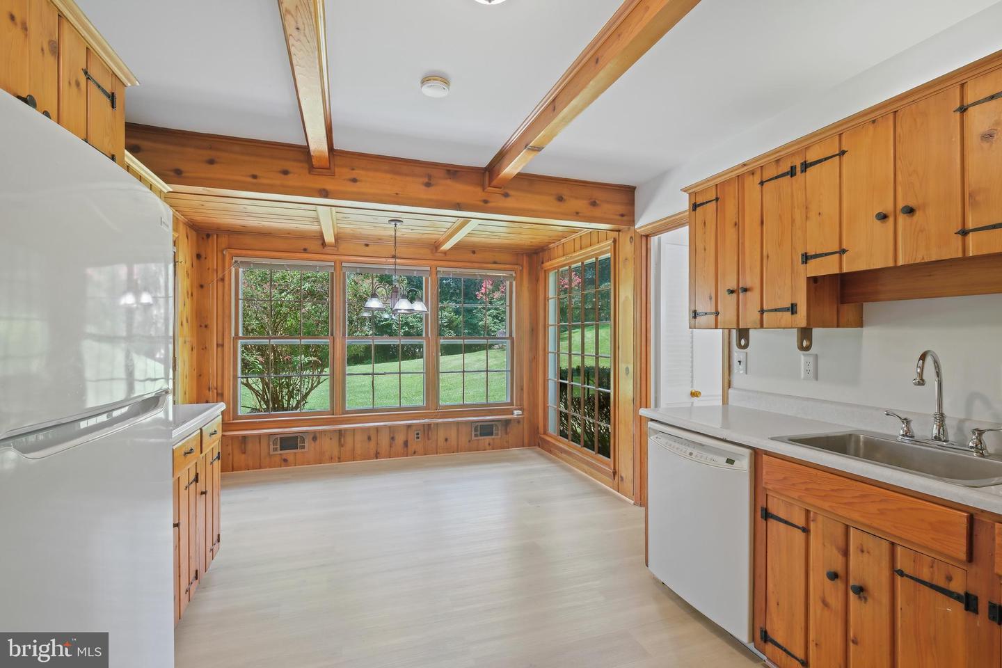 6940 Race Horse Ln