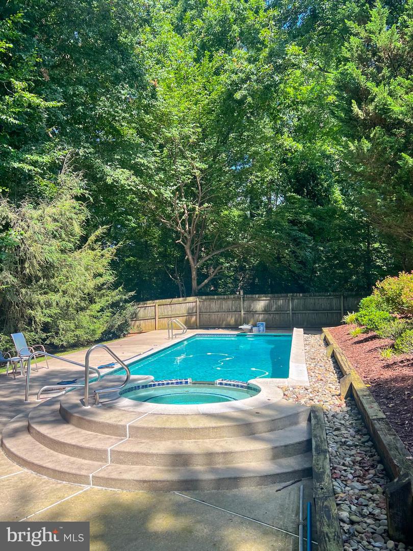 11008 Earlsgate Ln