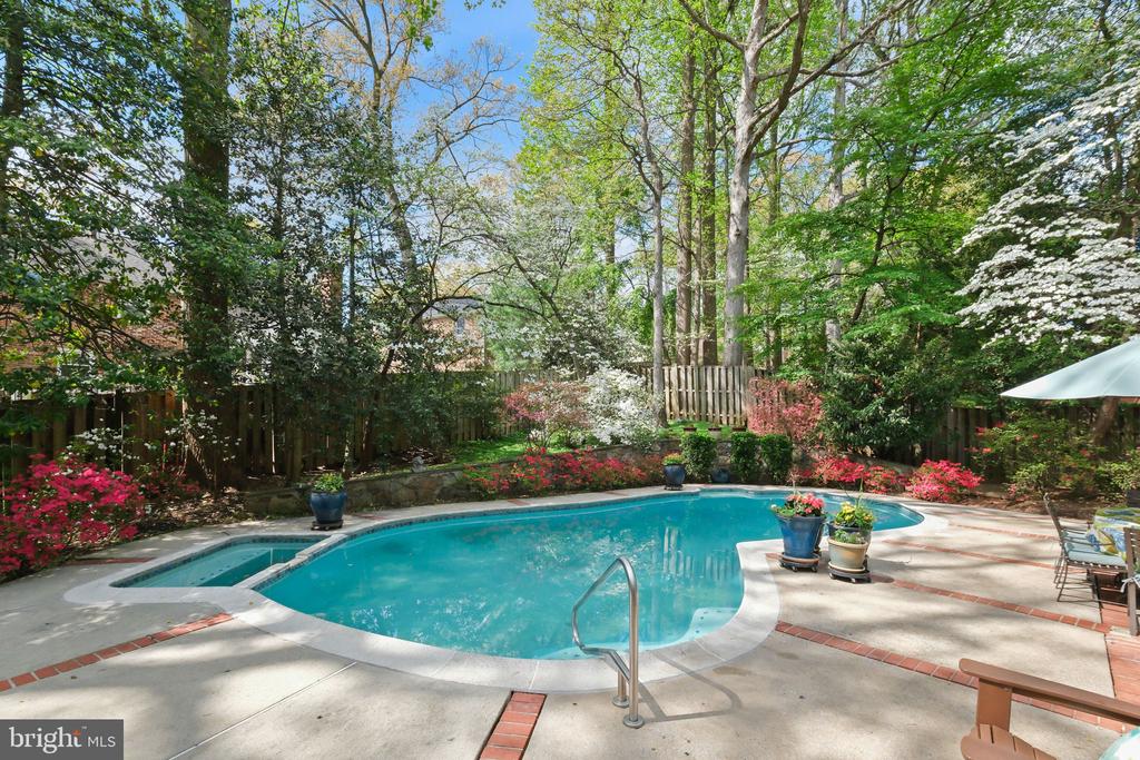 7006 OLD CABIN LANE