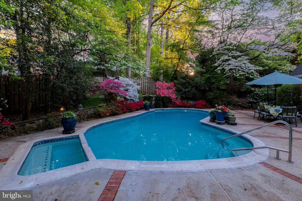 7006 OLD CABIN LANE